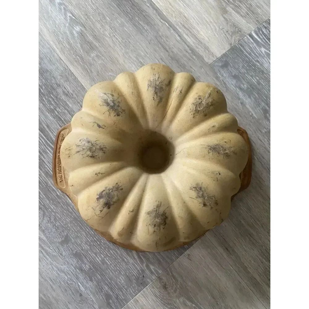 Pampered Chef Family Heritage Stoneware 10 Inch Bundt Baking Fluted Cake Pan